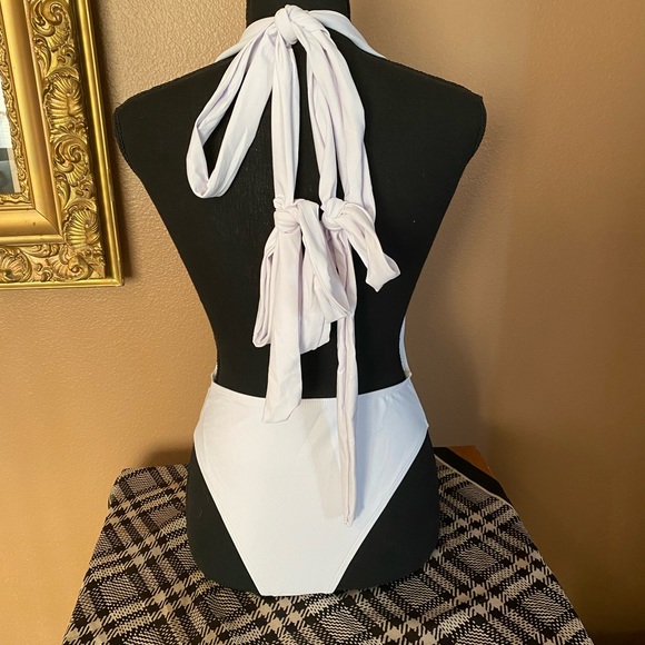 3/12 🏖️ sale Alunalevi White Swimsuit plunging Neckline. One piece. Size M NWT - Picture 8 of 10